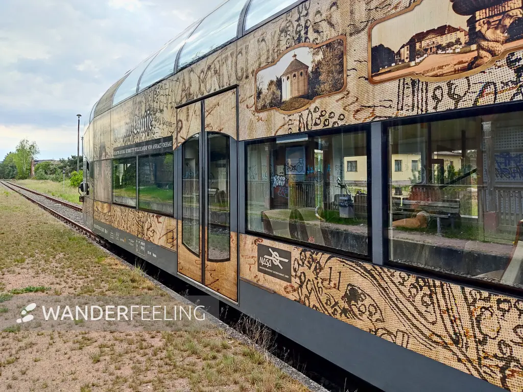 202305050-58 - Zug der Dessau-Wörlitzer Eisenbahn in Oranienbaum, Anhalt-Dessau-Wittenberg, Sachsen-Anhalt, Deutschland