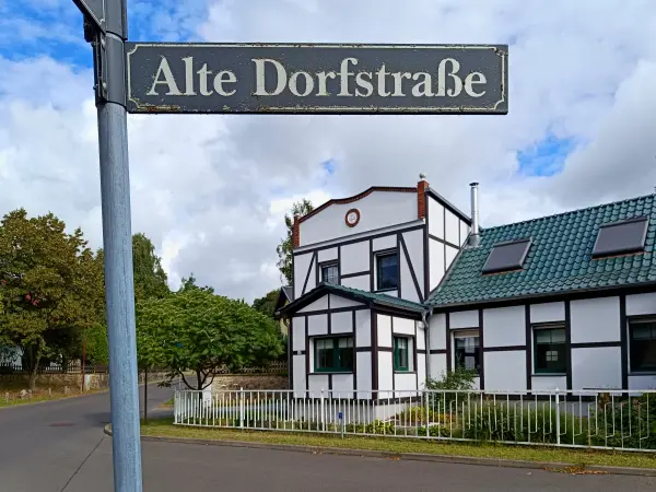 202508230-04 - Alte Dorfstraße in Petersdorf, Seenland Oder-Spree, Brandenburg, Deutschland
