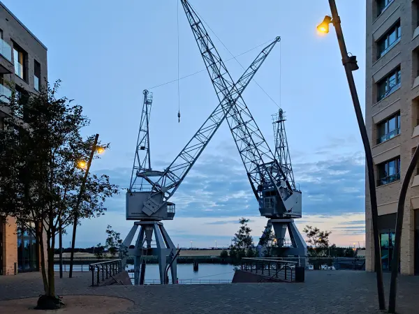 202309220-49 - Alte Kräne in der HafenCity, Hamburg, Deutschland