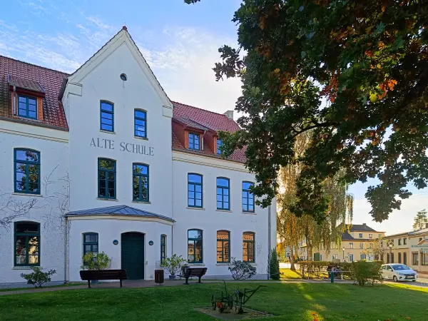 202510130-06 - Alte Schule in Krakow am See, Mecklenburgische Seenplatte, Mecklenburg-Vorpommern, Deutschland