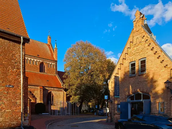 202510180-34 - Alter Markt in Waren, Mecklenburgische Seenplatte, Mecklenburg-Vorpommern, Deutschland