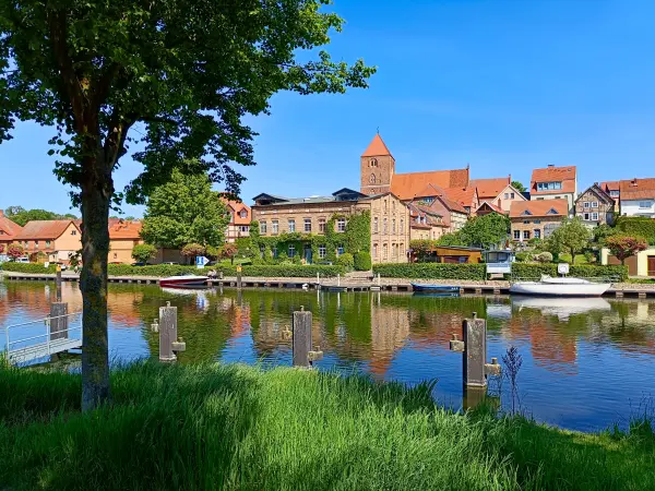 202605230-09 - Altstadt und Müritz-Elde-Wasserstraße in Plau am See, Mecklenburgische Seenplatte, Mecklenburg-Vorpommern, Deutschland