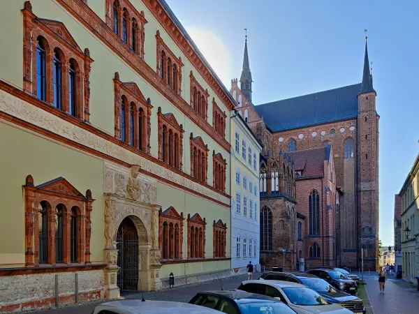 202309060-31 - Amtsgericht und St.-Georgen-Kirche in Wismar, Mecklenburgische Ostseeküste, Mecklenburg-Vorpommern, Deutschland