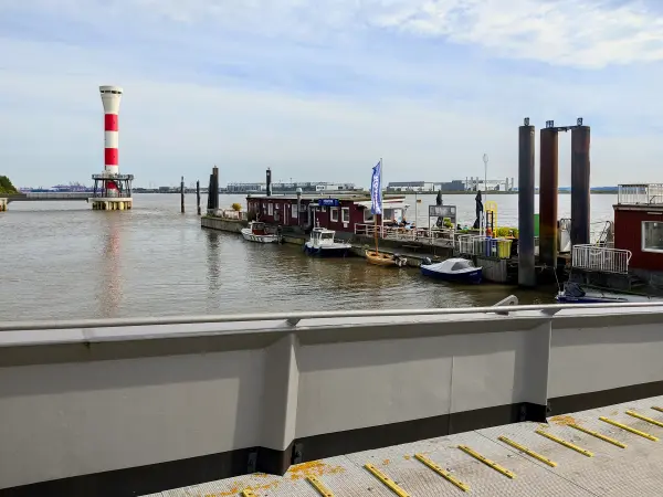 202309250-48 - Anleger am Leuchtfeuer Blankenese, Hamburg, Deutschland