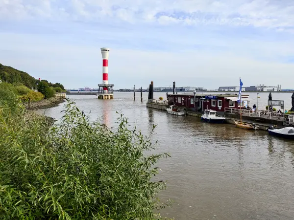 202309250-51 - Anleger am Leuchtfeuer Blankenese, Hamburg, Deutschland