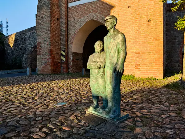 202309040-44 - »Anna und Otto« vor dem Ruppiner Torturm in Gransee, Ruppiner Seenland, Brandenburg, Deutschland