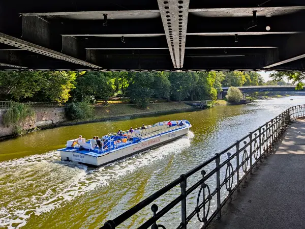 202309210-17 - Ausflugsschiff auf der Kanal-Trave in Lübeck, Lübecker Bucht, Schleswig-Holstein, Deutschland