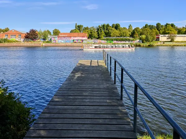 202309210-19 - Ausflugsschiff auf der Kanal-Trave in Lübeck, Lübecker Bucht, Schleswig-Holstein, Deutschland