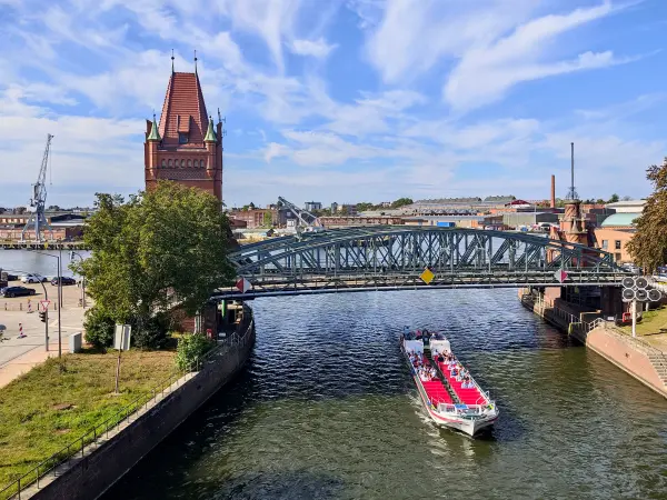 202309210-20 - Ausflugsschiff auf der Kanal-Trave in Lübeck, Lübecker Bucht, Schleswig-Holstein, Deutschland