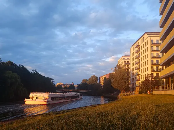 202506280-01 - Ausflugsschiff auf der Spree, Berlin, Deutschland
