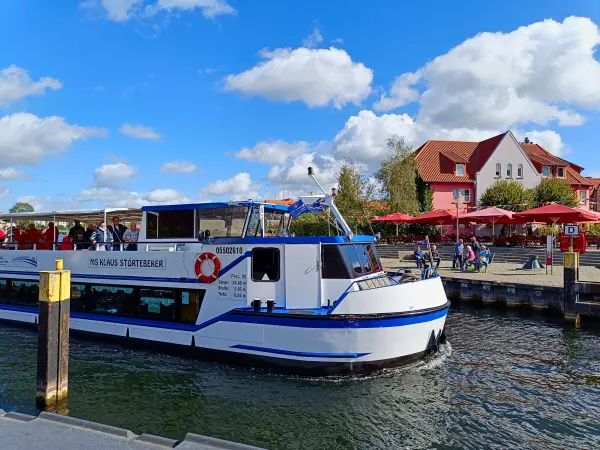 202509120-06 - Ausflugsschiff in der Inselstadt Malchow, Mecklenburgische Seenplatte, Mecklenburg-Vorpommern, Deutschland