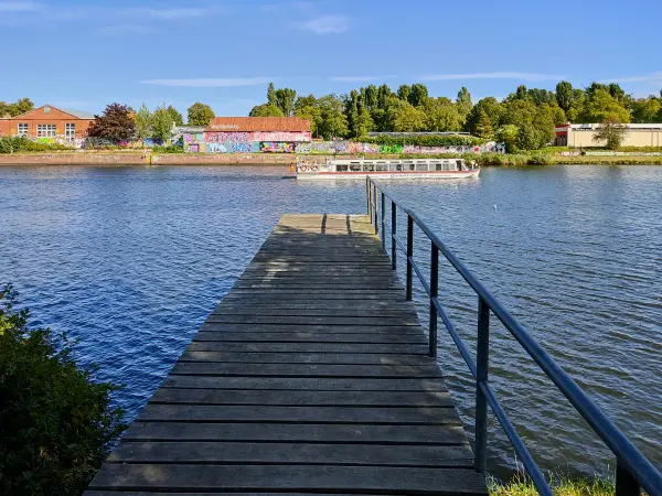 202309210-19 - Aussflugsschiff auf der Kanal-Trave in Lübeck, Lübecker Bucht, Schleswig-Holstein, Deutschland