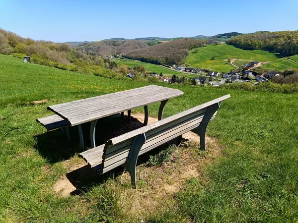 202604220-25 - Aussichtspunkt mit Bank bei Vollem, Eifel, Nordrhein-Westfalen, Deutschland