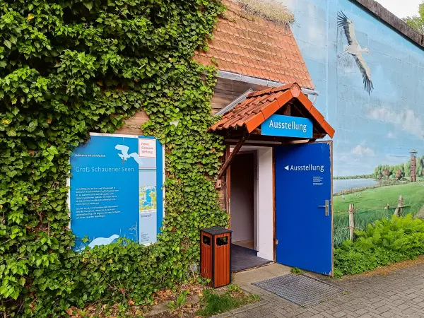 202505170-30 - Ausstellung über den Groß Schauener See an der Fischerei Köllnitz, Seenland Oder-Spree, Brandenburg, Deutschland