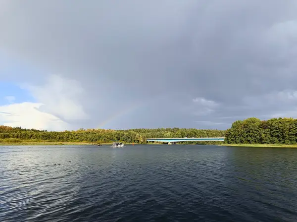 202509120-40 - Autobahnbrücke und Regenbogen am Petersdorfer See, Mecklenburgische Seenplatte, Mecklenburg-Vorpommern, Deutschland