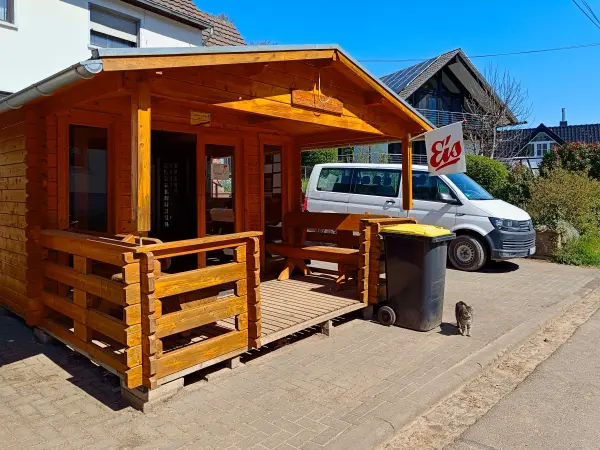 202604220-13 - Automatenimbiss in Urfey, Eifel, Nordrhein-Westfalen, Deutschland