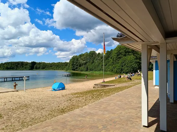202606060-02 - Badestelle am Großen Weißen See bei Wesenberg, Mecklenburgische Seenplatte, Mecklenburg-Vorpommern, Deutschland