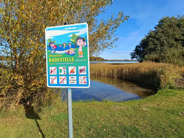 202510130-15 - Badestelle auf der Insel Schwerin bei Krakow am See, Mecklenburgische Seenplatte, Mecklenburg-Vorpommern, Deutschland