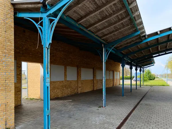 202404240-19 - Bahnhof an der ehemaligen Filmfabrik in Wolfen, Anhalt-Dessau-Wittenberg, Sachsen-Anhalt, Deutschland
