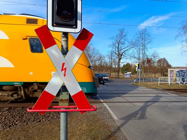 202603020-24 - Bahnübergang in Kemnitz, Havelland, Brandenburg, Deutschland