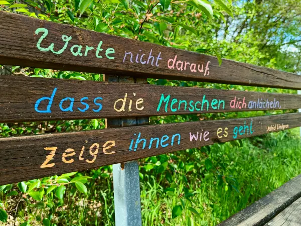 202605040-27 - Bank mit Spruch von Astrid Lindgren bei Sternberg, Mecklenburgische Seenplatte, Mecklenburg-Vorpommern, Deutschland