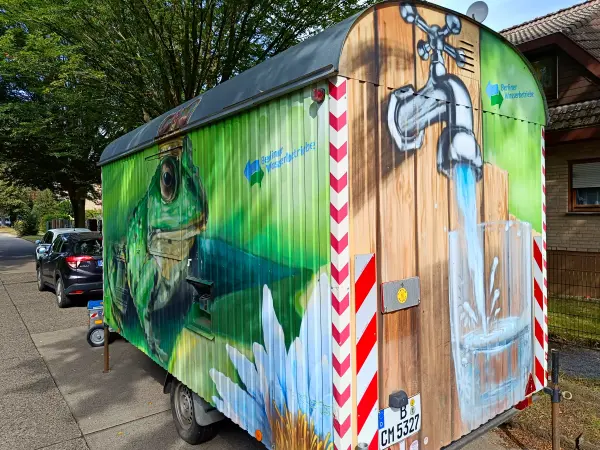 202508300-02 - Bauwagen der Berliner Wasserbetriebe in Heiligensee, Berlin, Deutschland