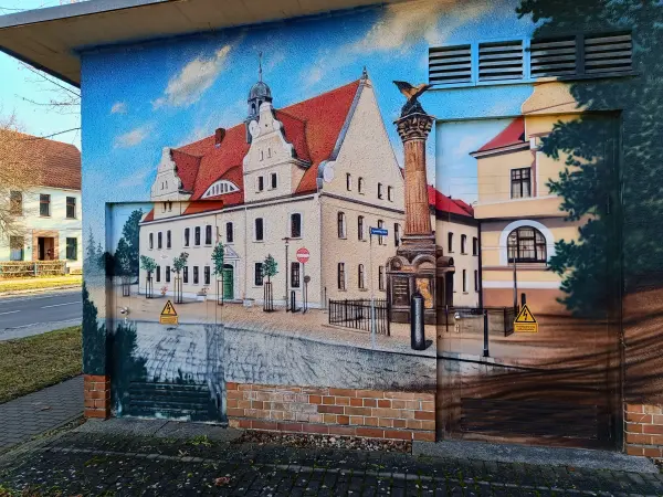 202512150-02 - Bemaltes Trafohäuschen in Doberlug-Kirchhain, Elbe-Elster-Land, Brandenburg, Deutschland