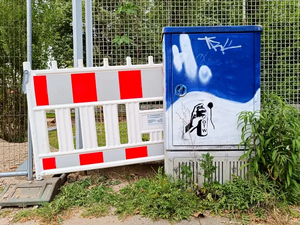 202505140-09 - Berliner Stillleben mit Street Art in Mariendorf, Berlin, Deutschland