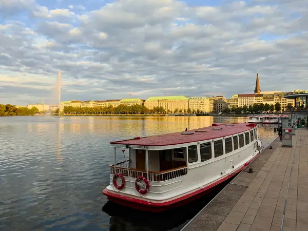 202309220-33 - Binnenalster in der Neustadt, Hamburg, Deutschland
