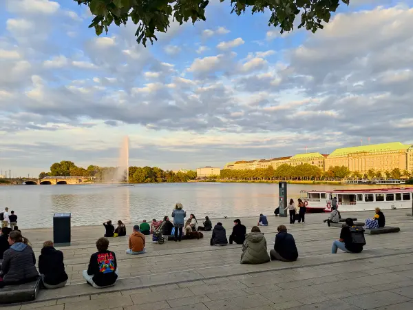 202309220-34 - Binnenalster in der Neustadt, Hamburg, Deutschland