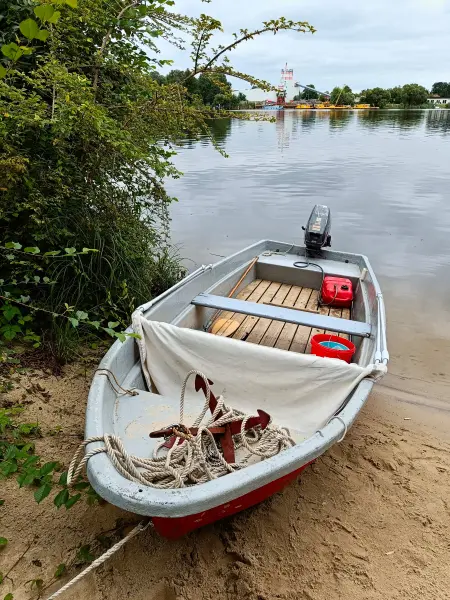 202507260-08 - Boot an der Havel zwischen Pritzerbe und Plaue, Havelland, Brandenburg, Deutschland