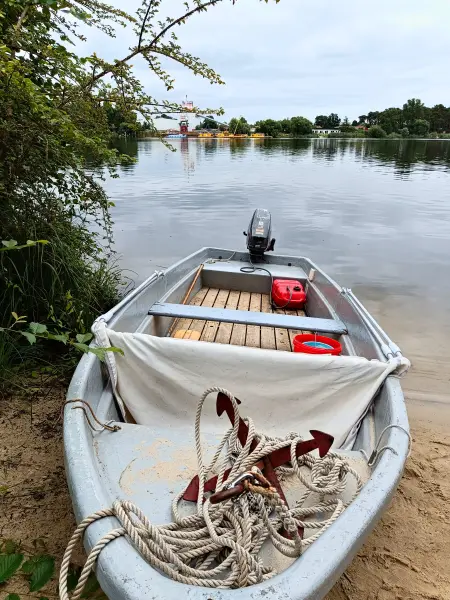 202507260-09 - Boot an der Havel zwischen Pritzerbe und Plaue, Havelland, Brandenburg, Deutschland