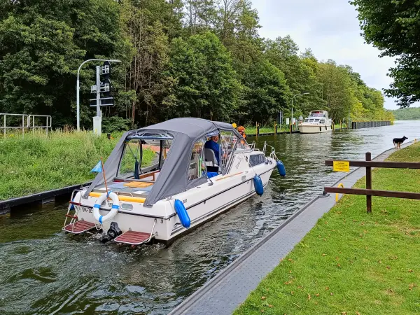 202508160-03 - Boot an der Kannenburger Schleuse bei Hammelspring, Uckermark, Brandenburg, Deutschland