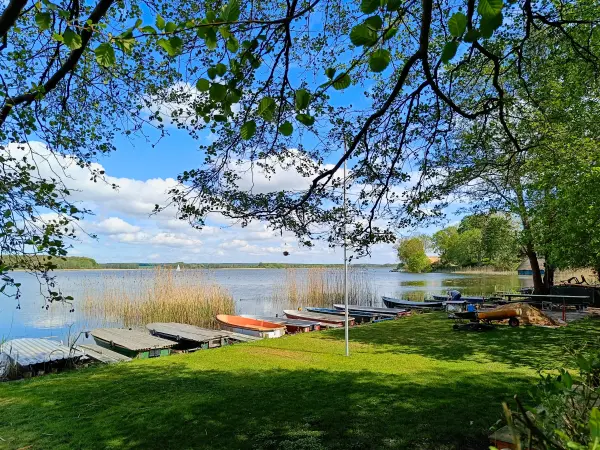 202605040-14 - Boote am Großen Sternberger See in Sternberg, Mecklenburgische Seenplatte, Mecklenburg-Vorpommern, Deutschland