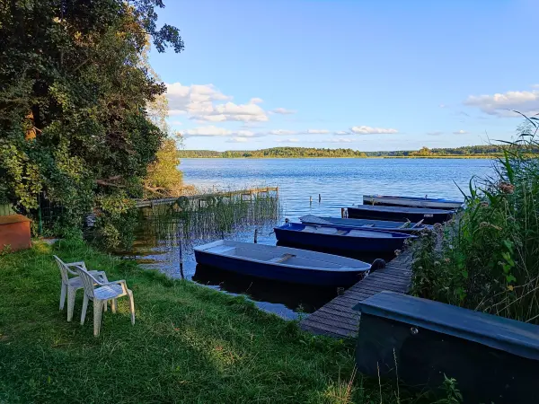 202508200-40 - Boote auf dem Feisnecksee bei Waren, Mecklenburgische Seenplatte, Mecklenburg-Vorpommern, Deutschland