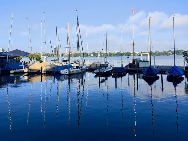 202308200-07 - Boote auf der Außenalster, Hamburg, Deutschland