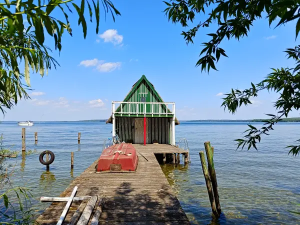 202605230-27 - Bootshaus im Plauer See bei Plau am See, Mecklenburgische Seenplatte, Mecklenburg-Vorpommern, Deutschland
