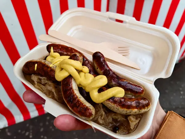 202403150-13 - Bratwürste mit Sauerkraut in Nürnberg, Franken, Bayern, Deutschland