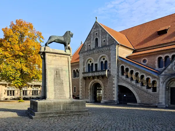 202210040-21 - Braunschweiger Löwe und Burg Dankwarderode in Braunschweig, Niedersachsen, Deutschland