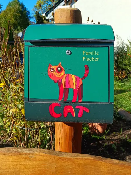 202610190-14 - Briefkasten mit Katze in Diensdorf, Seenland Oder-Spree, Brandenburg, Deutschland