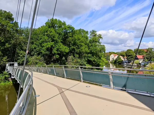 202308090-08 - Brücke über die Saale zur Rabeninsel in Halle, Sachsen-Anhalt, Deutschland