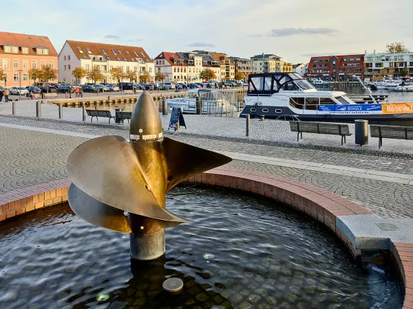 202310300-34 - Brunnen am Stadthafen von Waren, Mecklenburgische Seenplatte, Mecklenburg-Vorpommern, Deutschland