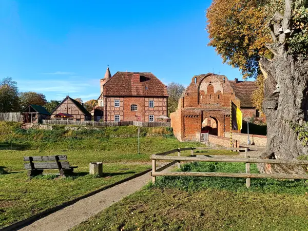 202510210-02 - Burg Stargard, Mecklenburgische Seenplatte, Mecklenburg-Vorpommern, Deutschland