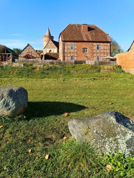 202510210-03 - Burg Stargard, Mecklenburgische Seenplatte, Mecklenburg-Vorpommern, Deutschland