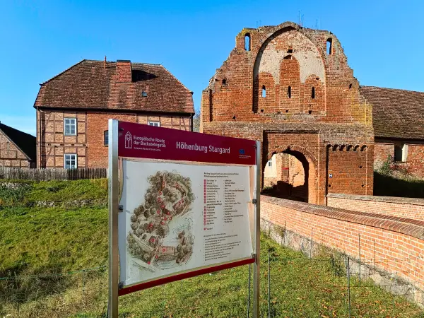 202510210-04 - Burg Stargard, Mecklenburgische Seenplatte, Mecklenburg-Vorpommern, Deutschland