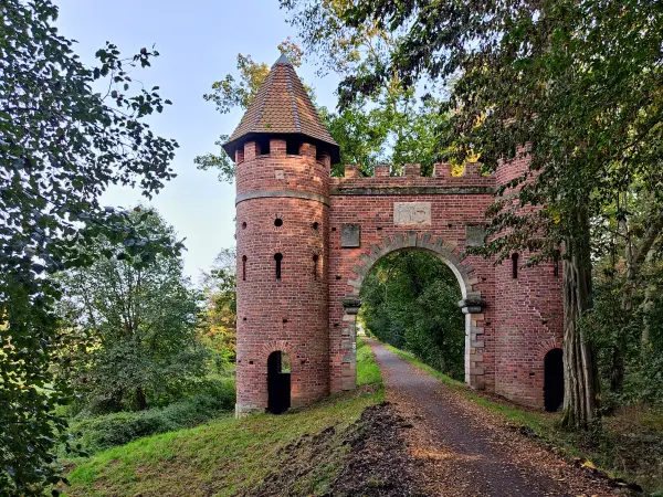 202310110-35 - Burgtor am Sieglitzer Berg bei Vockerode, Anhalt-Dessau-Wittenberg, Sachen-Anhalt, Deutschland