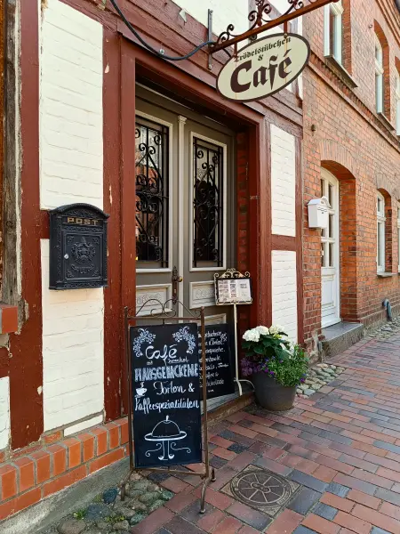 202605230-33 - Café in Plau am See, Mecklenburgische Seenplatte, Mecklenburg-Vorpommern, Deutschland