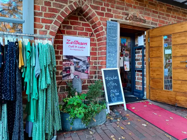 202511071-07 - Café Zollhaus im Treptower Tor in Neubrandenburg, Mecklenburgische Seenplatte, Mecklenburg-Vorpommern, Deutschland