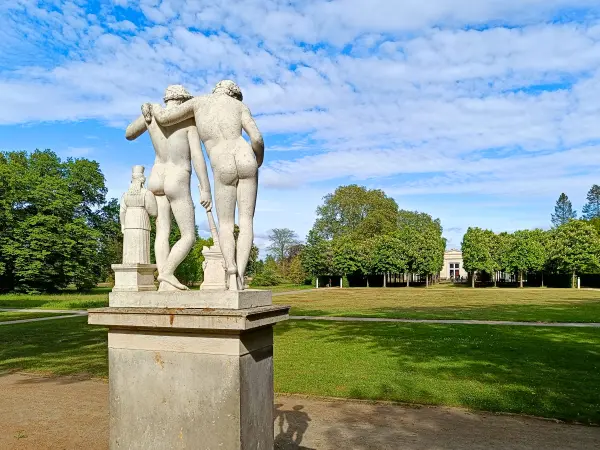 202508100-01 - Castor und Pollux am Schloss Charlottenhof im Park Sanssouci, Potsdam, Brandenburg, Deutschland
