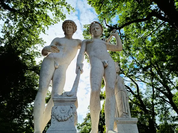 202505100-02 - Castor und Pollux im Park Sanssouci, Potsdam, Brandenburg, Deutschland